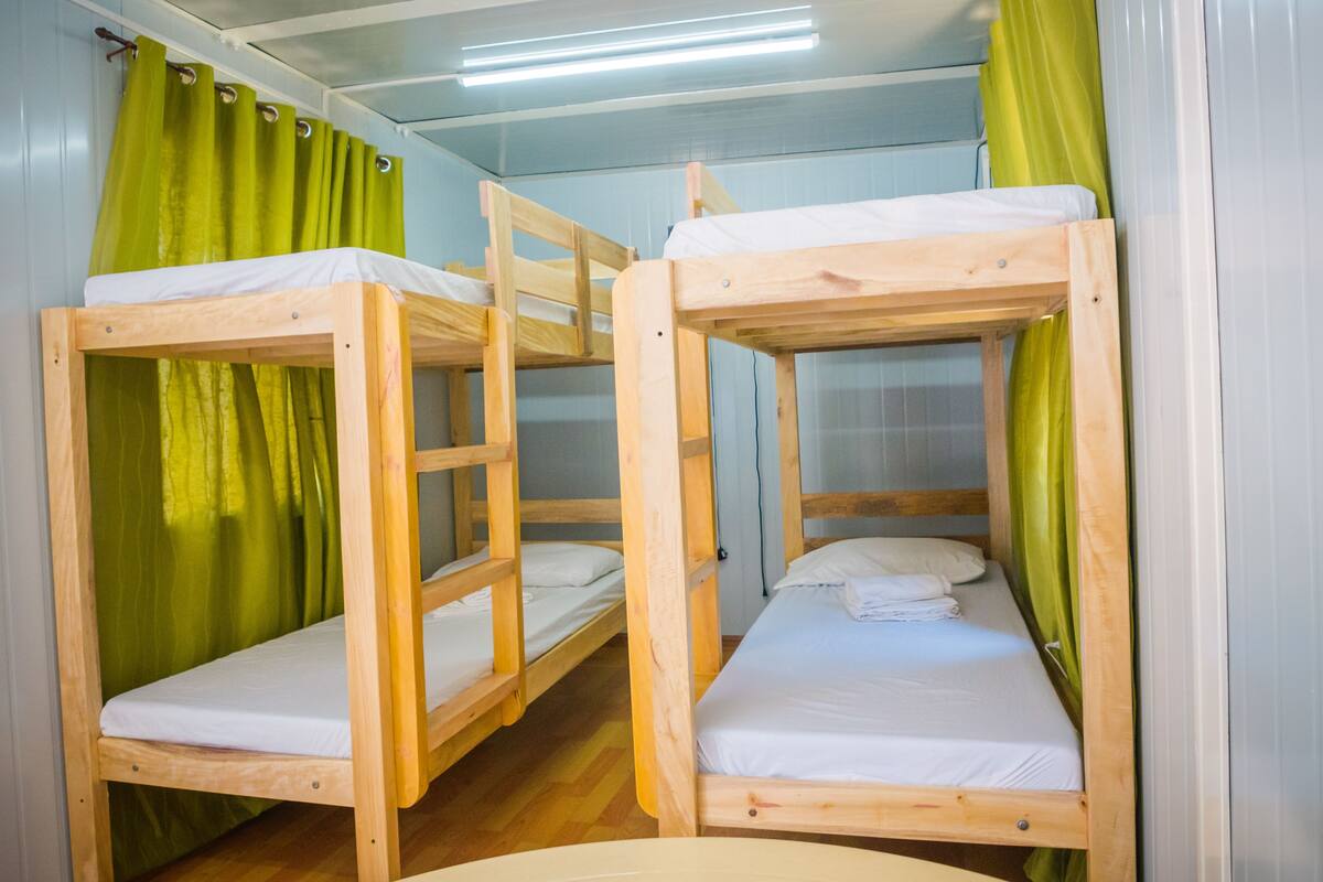 Quadruple Room (Caimito) | Meja, katil lipat simpan/tambahan