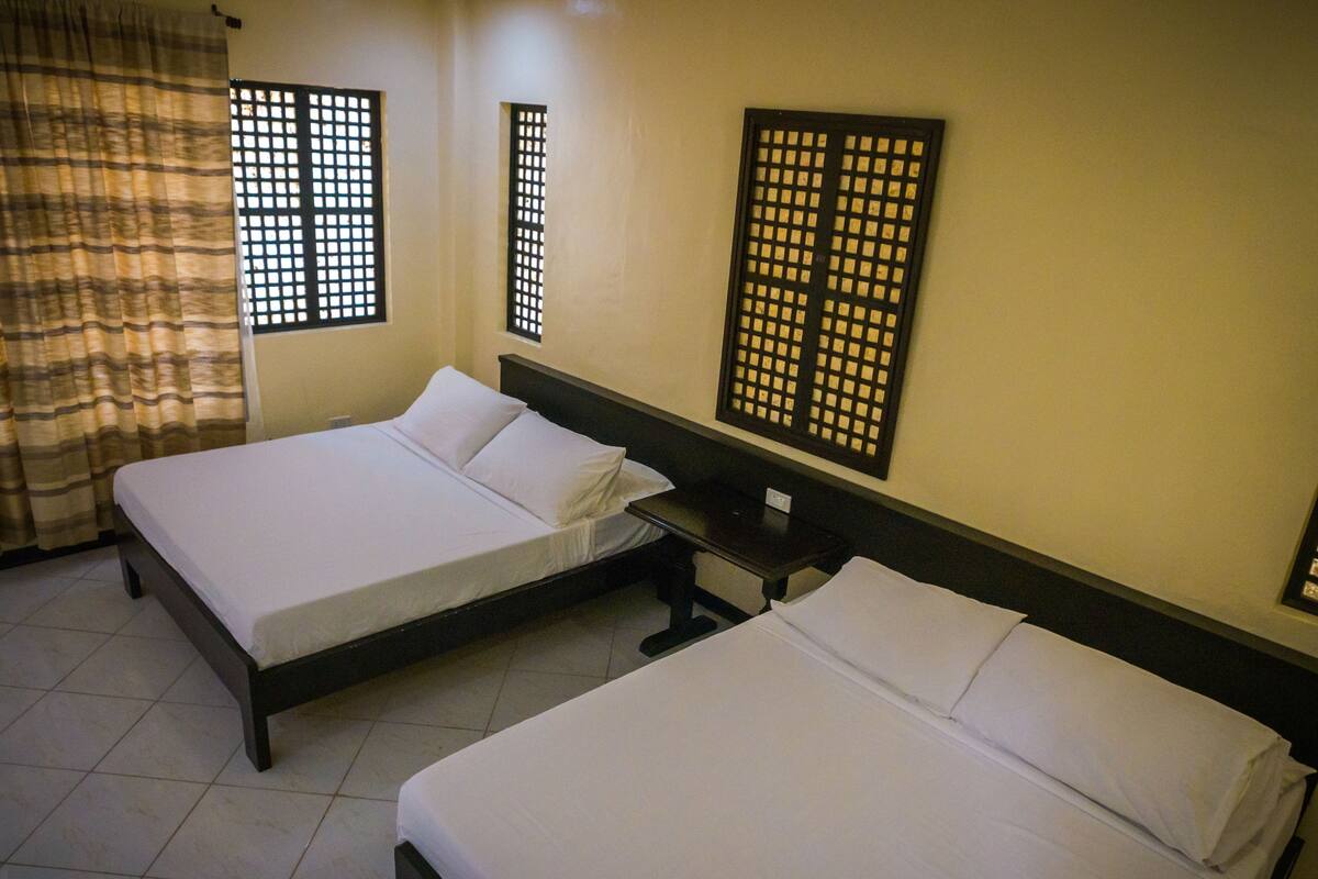 Villa (Castanas) | Meja, katil lipat simpan/tambahan