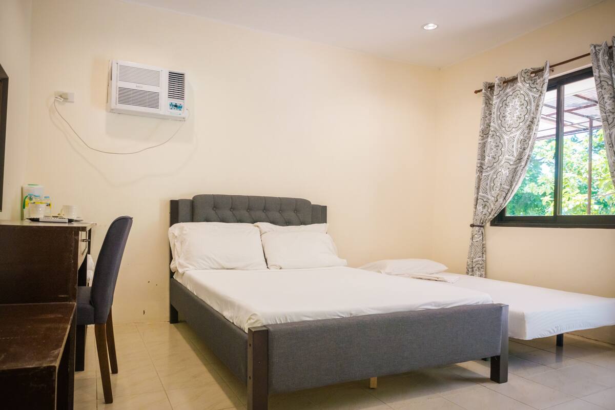 Triple Room (Avocado) | Meja, katil lipat simpan/tambahan