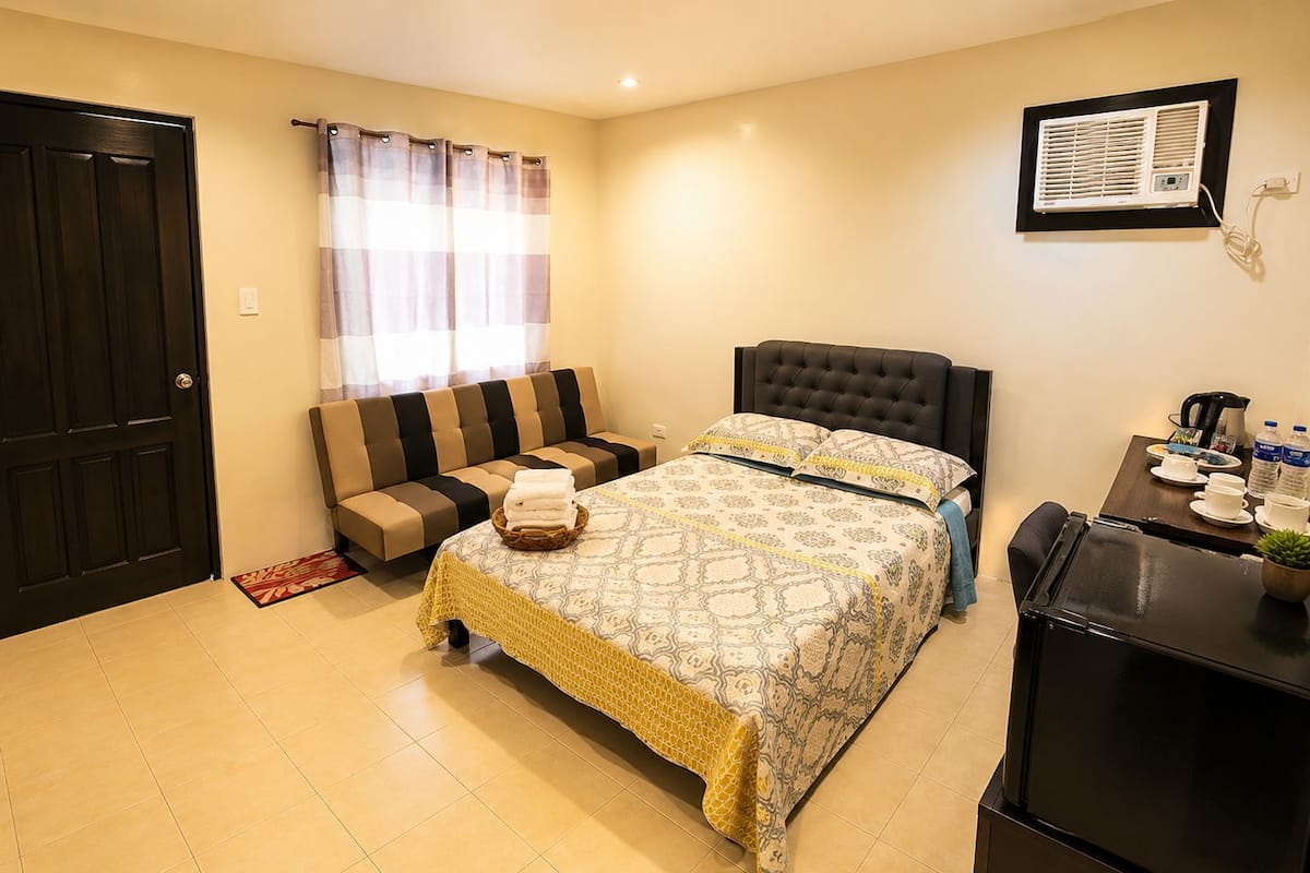 Deluxe Double Room | Desk, bed sheets