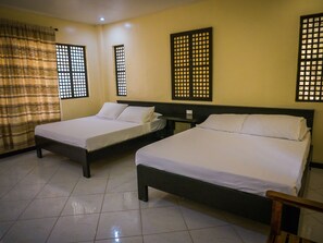 Villa (Castanas) | Meja, katil lipat simpan/tambahan