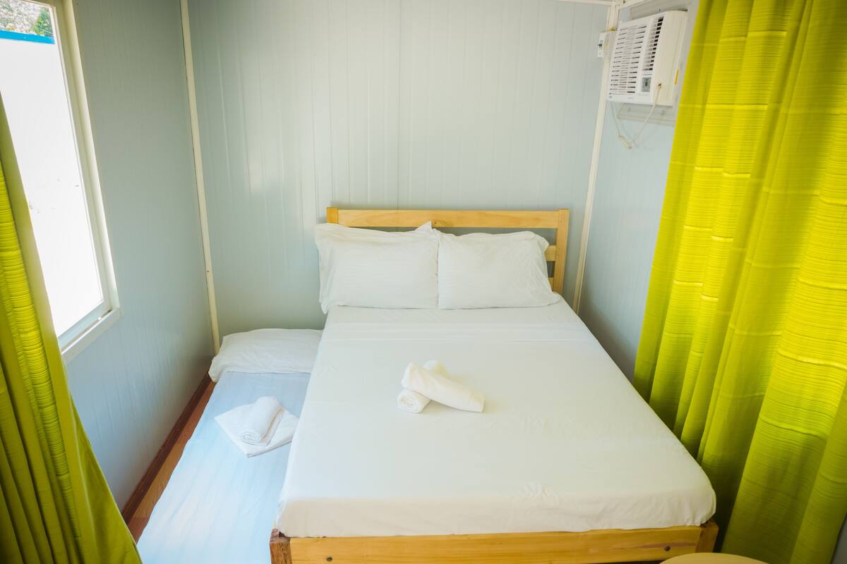 Standard Room (Caimito) | Meja, katil lipat simpan/tambahan