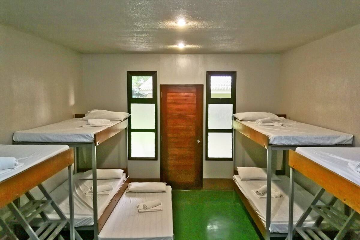Shared Dormitory (Mahogany) | Meja, katil lipat simpan/tambahan