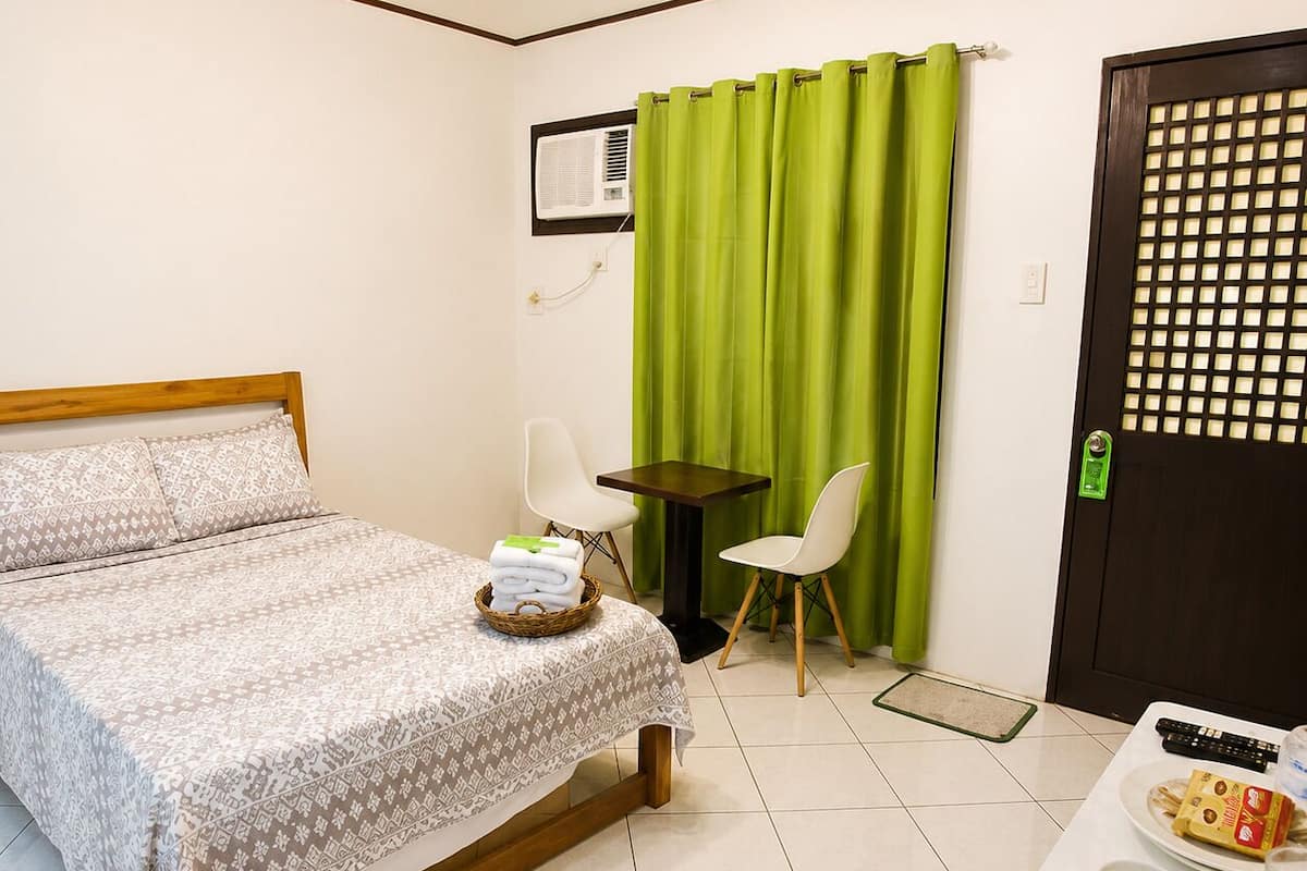 Superior Double Room | Desk, bed sheets