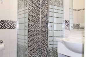 Phòng 3 cơ bản, phòng tắm riêng, tòa nhà phụ | Phòng tắm | Buồng tắm vòi sen, đồ dùng nhà tắm miễn phí, khăn tắm