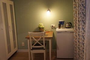 Standard Single Room, Shared Bathroom | Mini fridge - Astoria Club (Oryol)