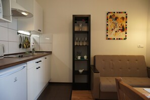 Superior Apartment, 1 bedroom, Double bed | Private kitchen | Fridge, microwave, coffee/tea maker, electric kettle - Astoria Club (Oryol)