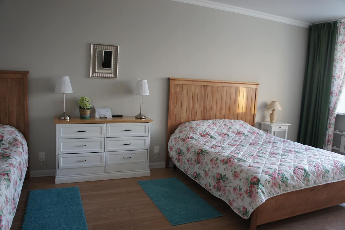 Standard Triple Room, Shared Bathroom | Desk, soundproofing, iron/ironing board, free WiFi