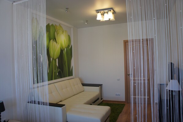 Superior Apartment, 1 bedroom, Double bed | Living room | Flat-screen TV - Astoria Club (Oryol)