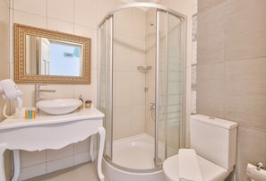 Shower, free toiletries, hair dryer, slippers - Alacati Sorf Hotel (Cesme)