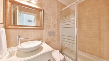 淋浴设施、免费洗浴用品、吹风机、拖鞋