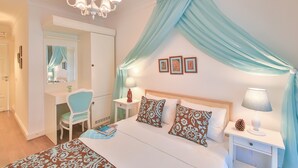 A bedroom with a bed, a desk, a chair, and a nightstand. - Alacati Sorf Hotel (Cesme)