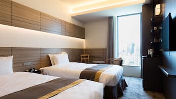 Superior Large Twin Room, Non Smoking | In-room safe, desk, laptop workspace, blackout drapes