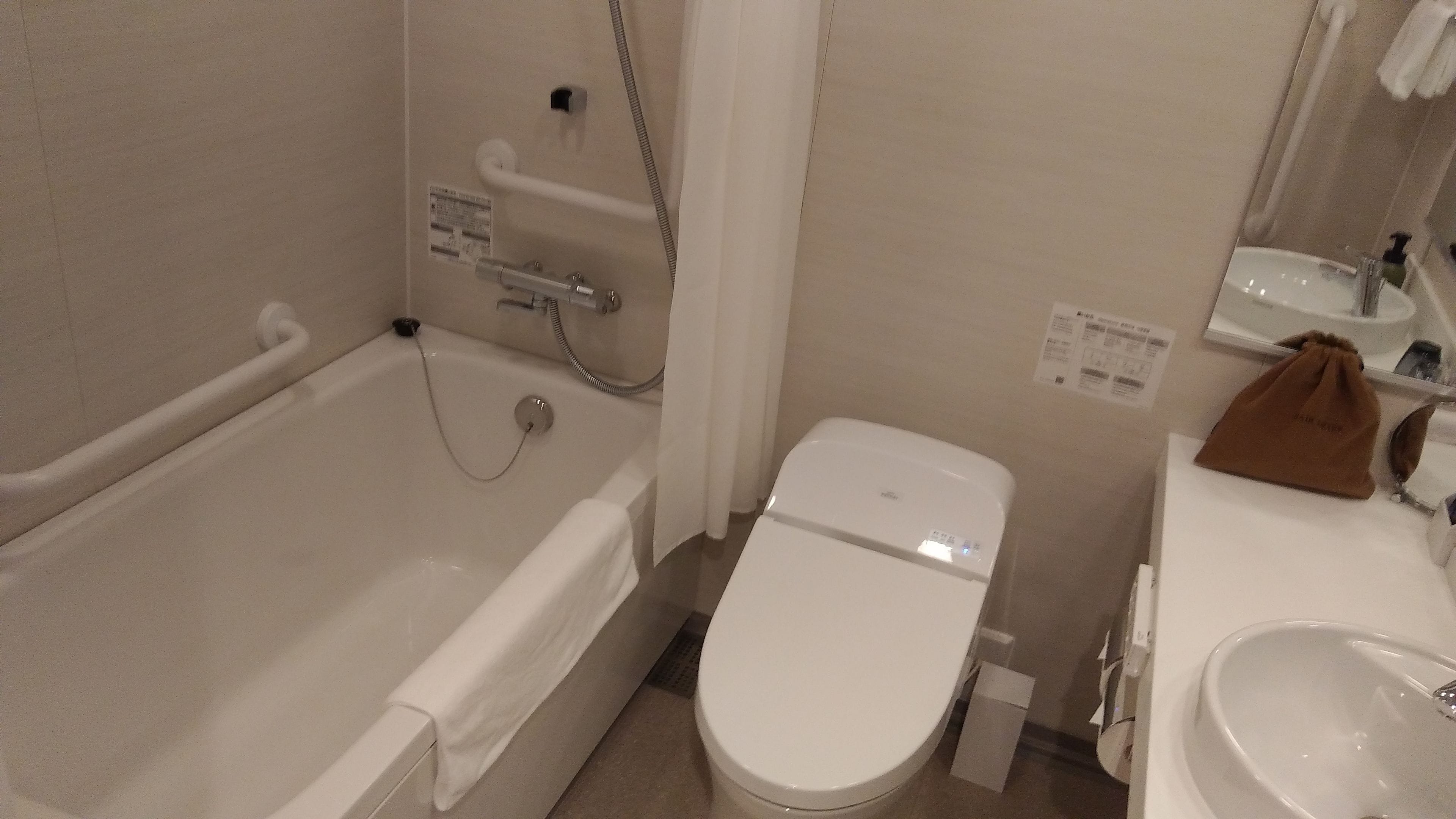 Ein Badezimmer mit Badewanne, Toilette und Waschbecken.