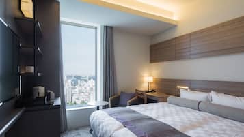 Deluxe Queen Room, Non Smoking | In-room safe, desk, laptop workspace, blackout drapes