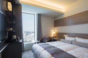 Deluxe Queen Room, Non Smoking | In-room safe, desk, laptop workspace, blackout drapes