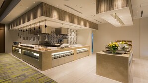 Una cocina moderna con una isla central, iluminación empotrada y un salpicadero con diseño.