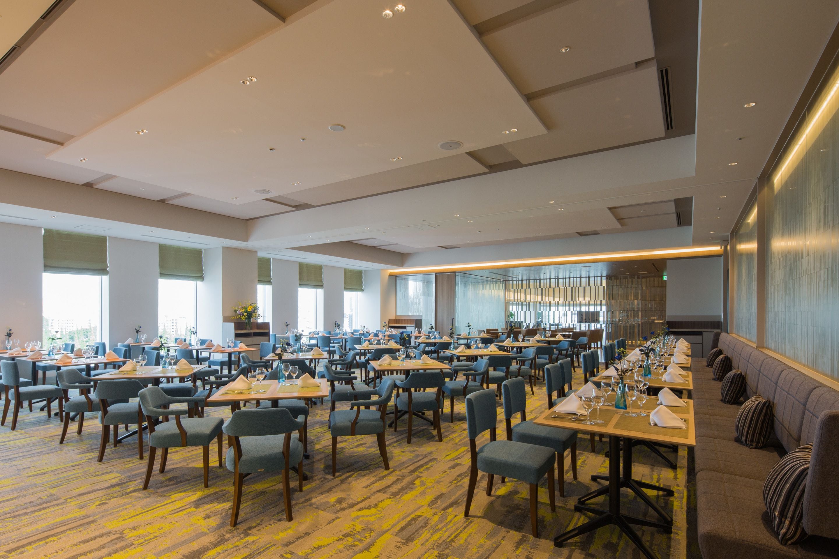 Daily buffet breakfast (JPY 2200 per person)