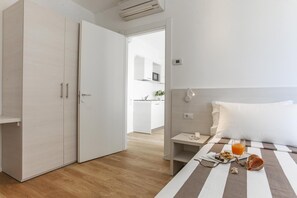1 quarto, frigobar, cofres nos quartos, escrivaninha