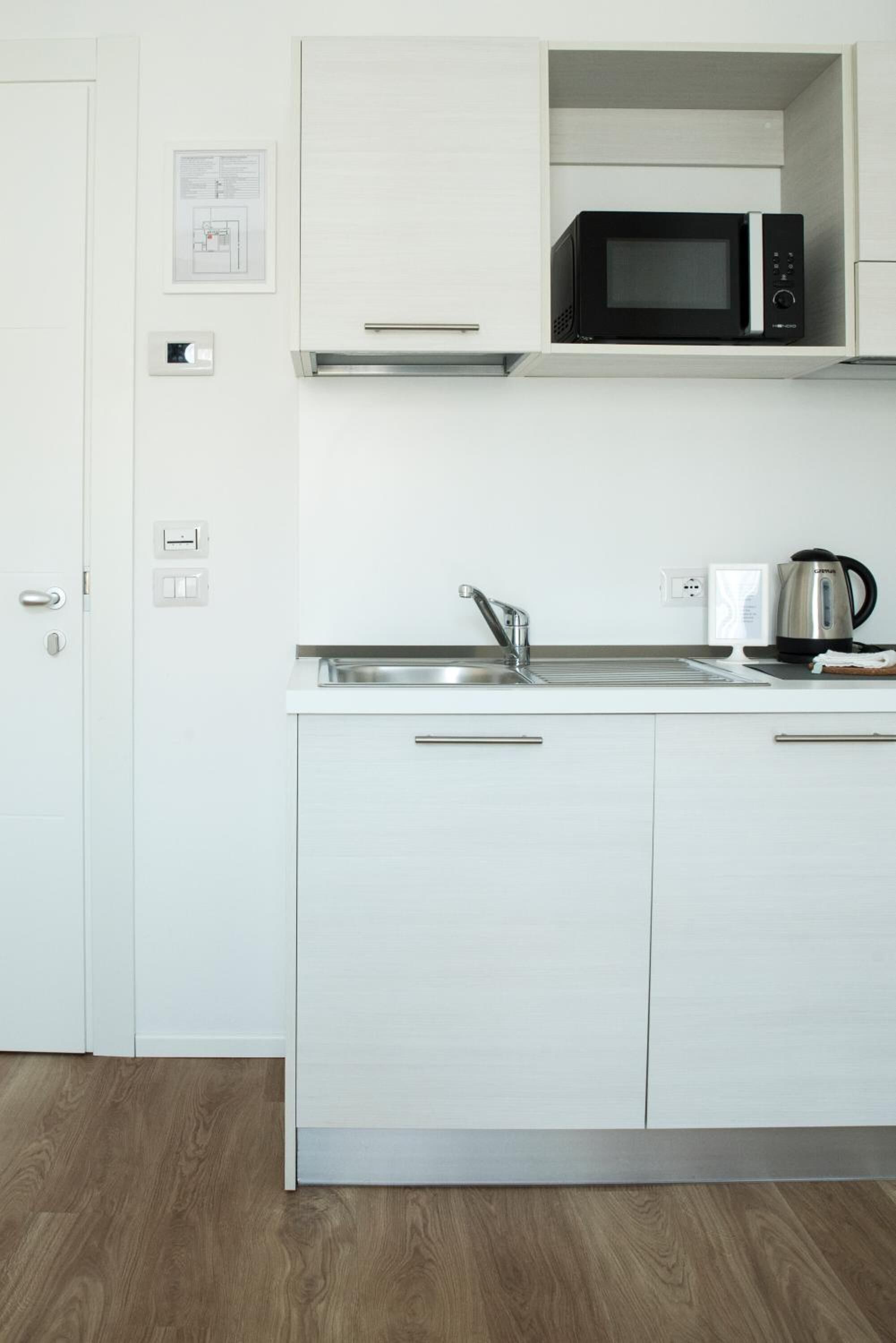 fridge, microwave, stovetop, cookware/dishes/utensils