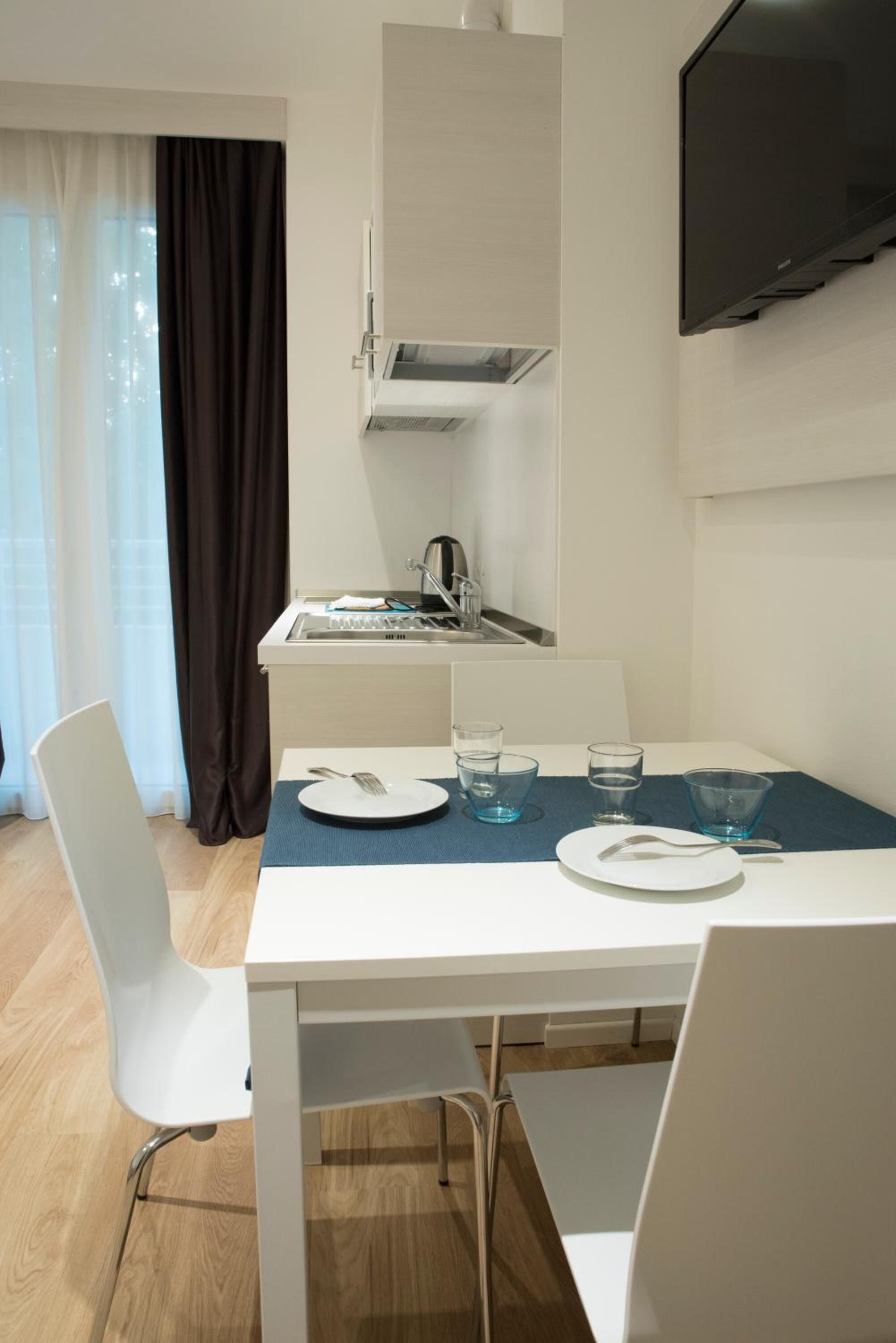 fridge, microwave, stovetop, cookware/dishes/utensils