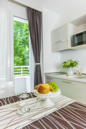Suíte júnior, sacada, vista para o mar | 1 quarto, frigobar, cofres nos quartos, escrivaninha