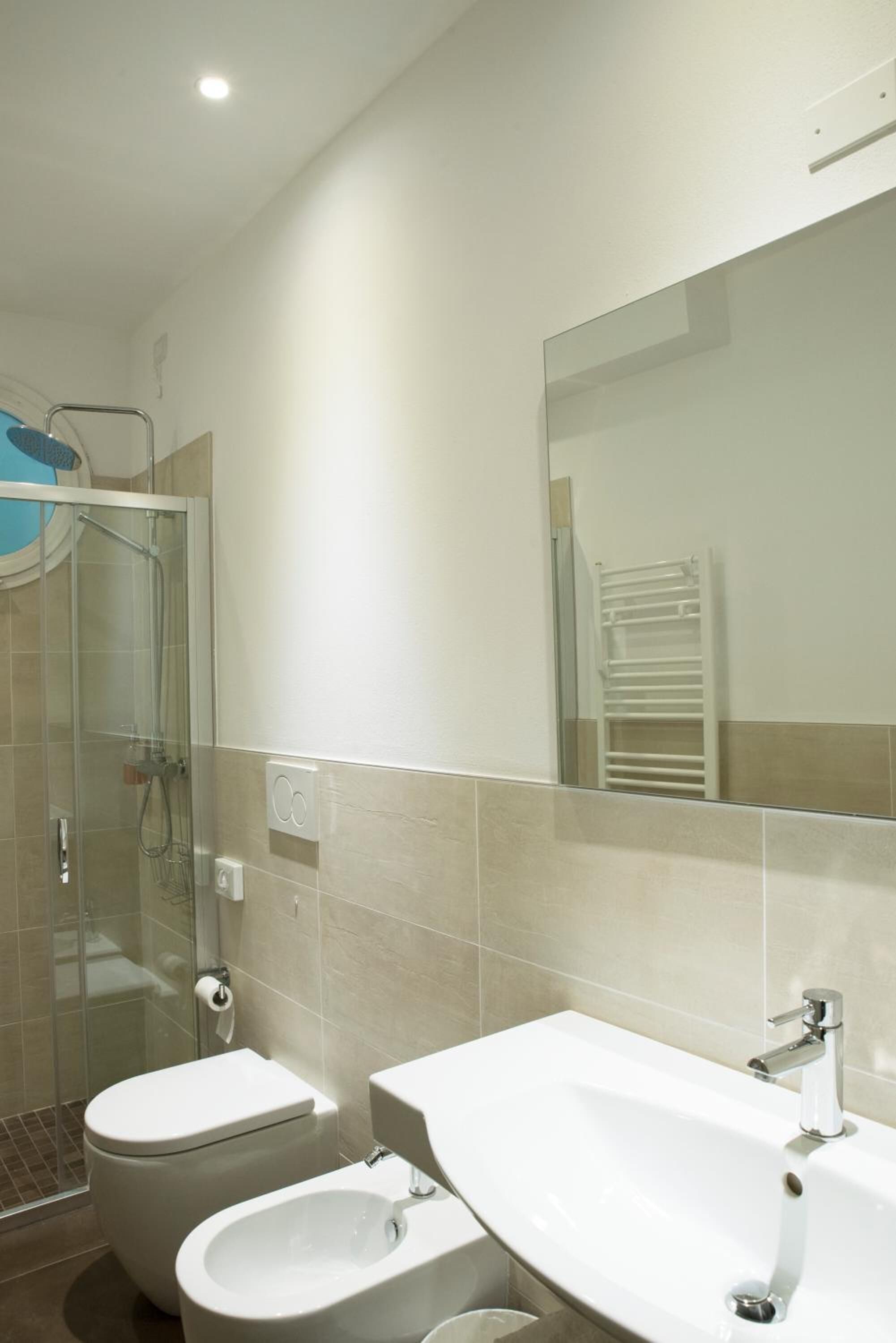 shower, rainfall showerhead, free toiletries, hair dryer