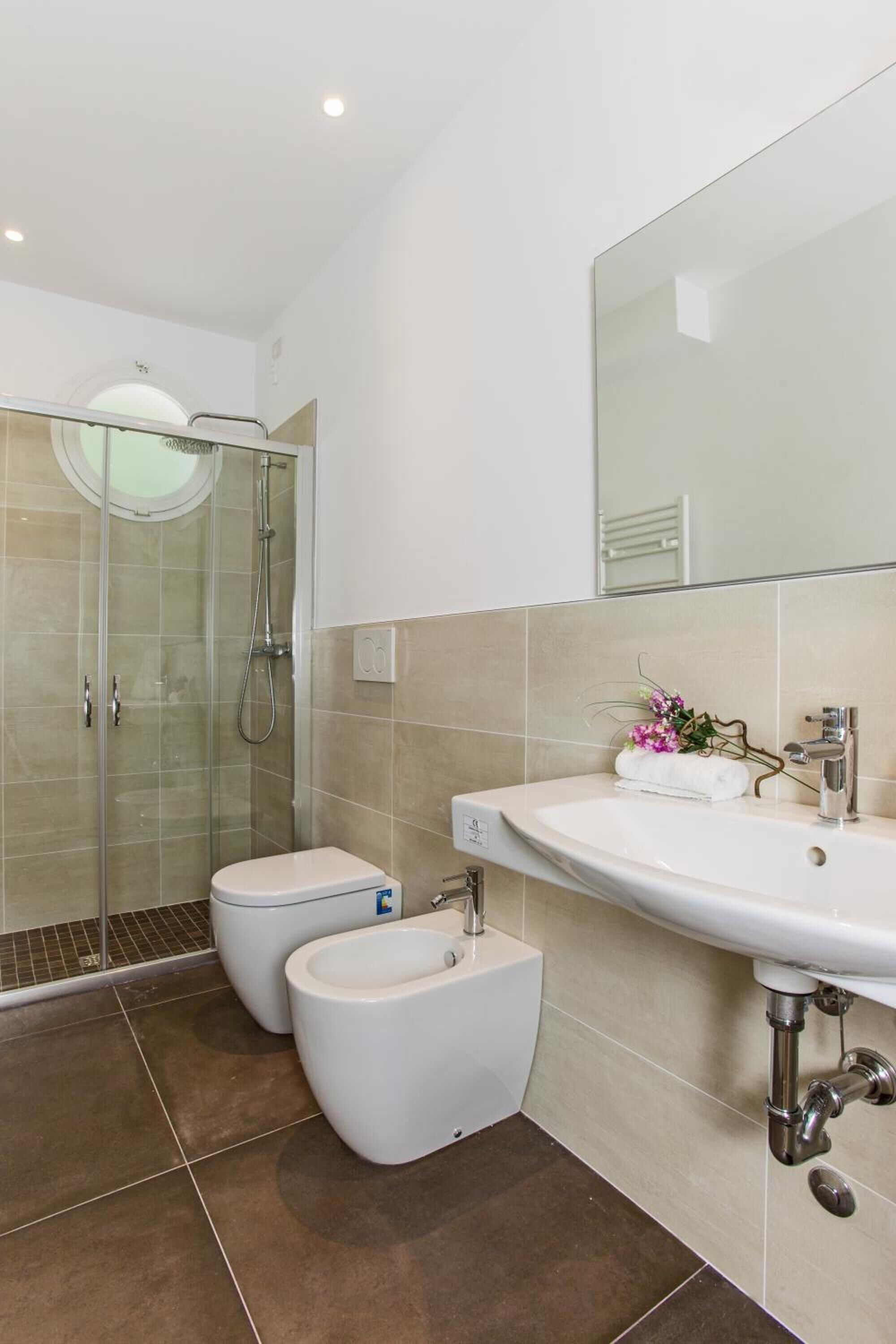 shower, rainfall showerhead, free toiletries, hair dryer