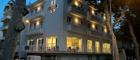 Façade de lâhĂ©bergement â soirĂ©e/nuit