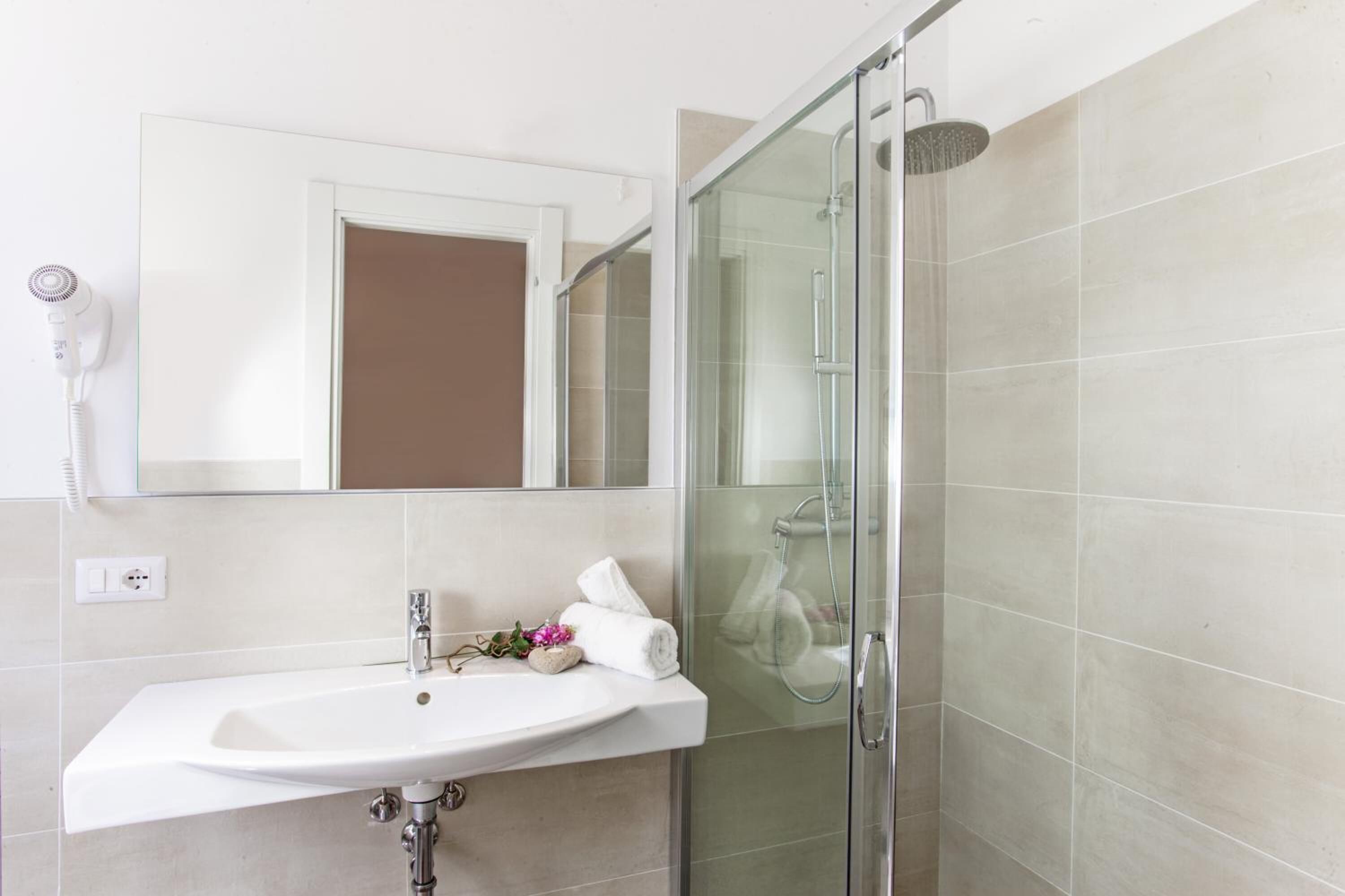 shower, rainfall showerhead, free toiletries, hair dryer