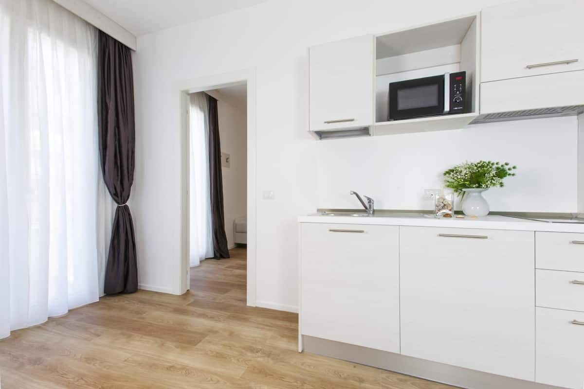 fridge, microwave, stovetop, cookware/dishes/utensils