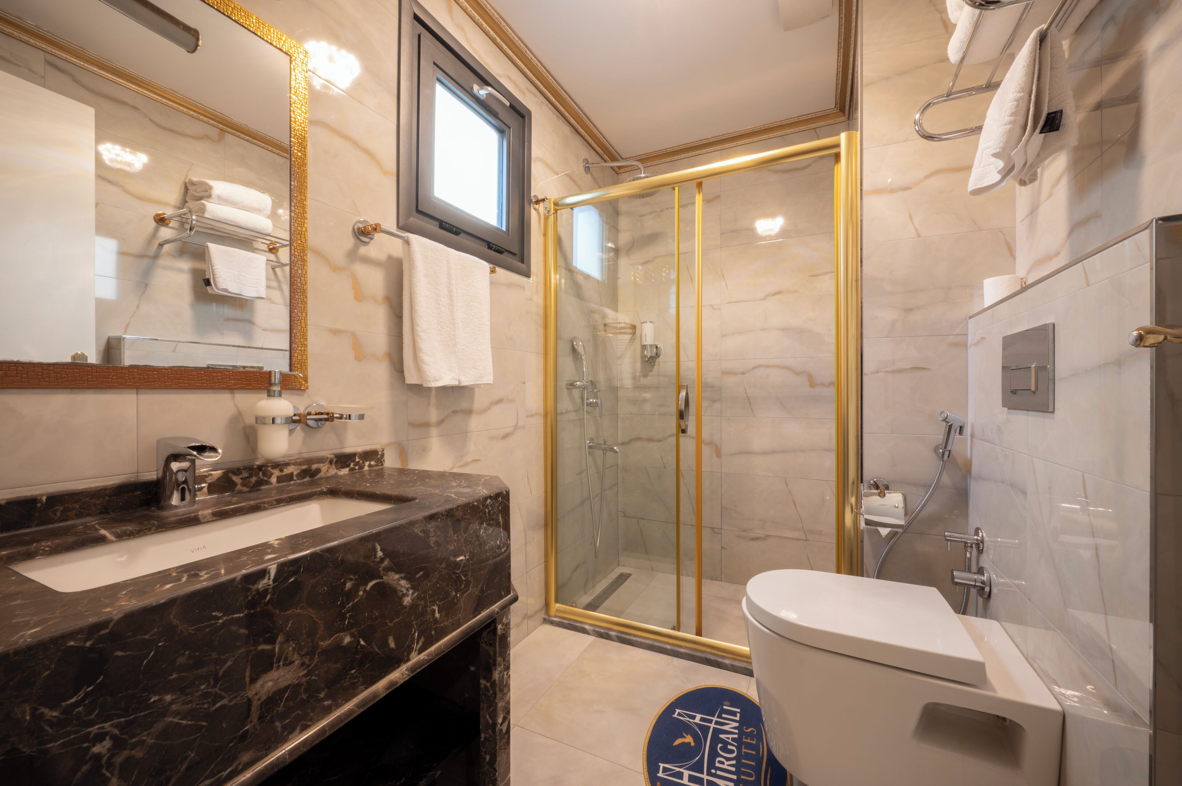 Familienapartment, 3 Schlafzimmer, Meerblick, Strandnähe | Badezimmer | Badewanne und Dusche (separat), Regendusche, Haartrockner, Hausschuhe