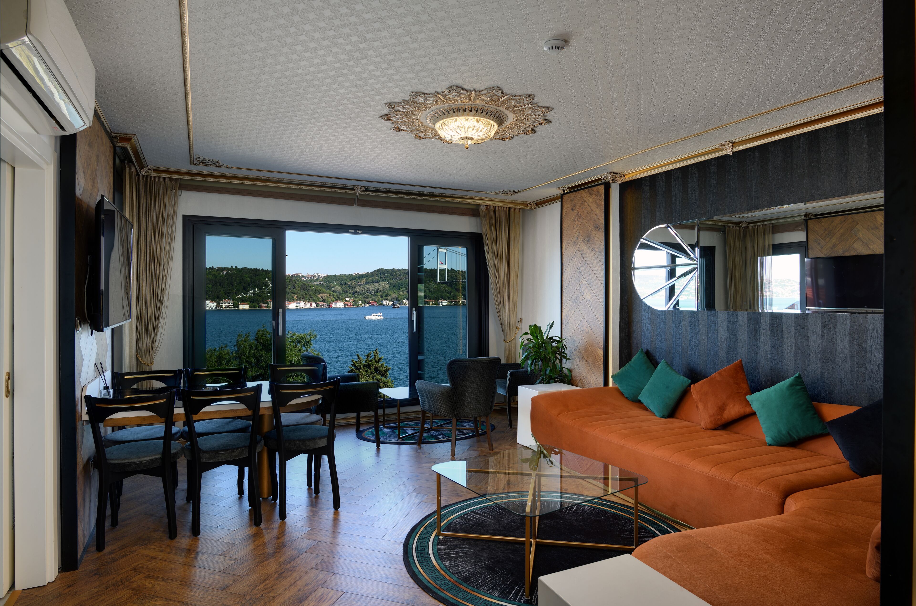 Familienapartment, 2 Schlafzimmer, Meerblick, Strandnähe | Wohnbereich | 42-Zoll-Smart-TV mit Satellitenempfang, Fernseher, Fußbodenheizung