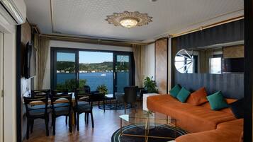 Familienapartment, 2 Schlafzimmer, Meerblick, Strandnähe | Wohnbereich | 42-Zoll-Smart-TV mit Satellitenempfang, Fernseher, Fußbodenheizung