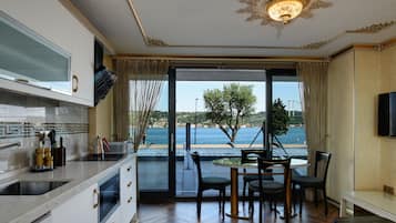 Panoramic-Suite, 1 Schlafzimmer, Meerblick | Wohnzimmer | 42-Zoll-Smart-TV mit Satellitenempfang, Fernseher, Fußbodenheizung