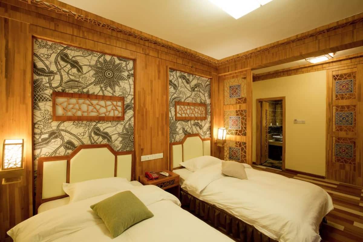 Deluxe Twin Room | In-room safe, desk, blackout curtains, soundproofing