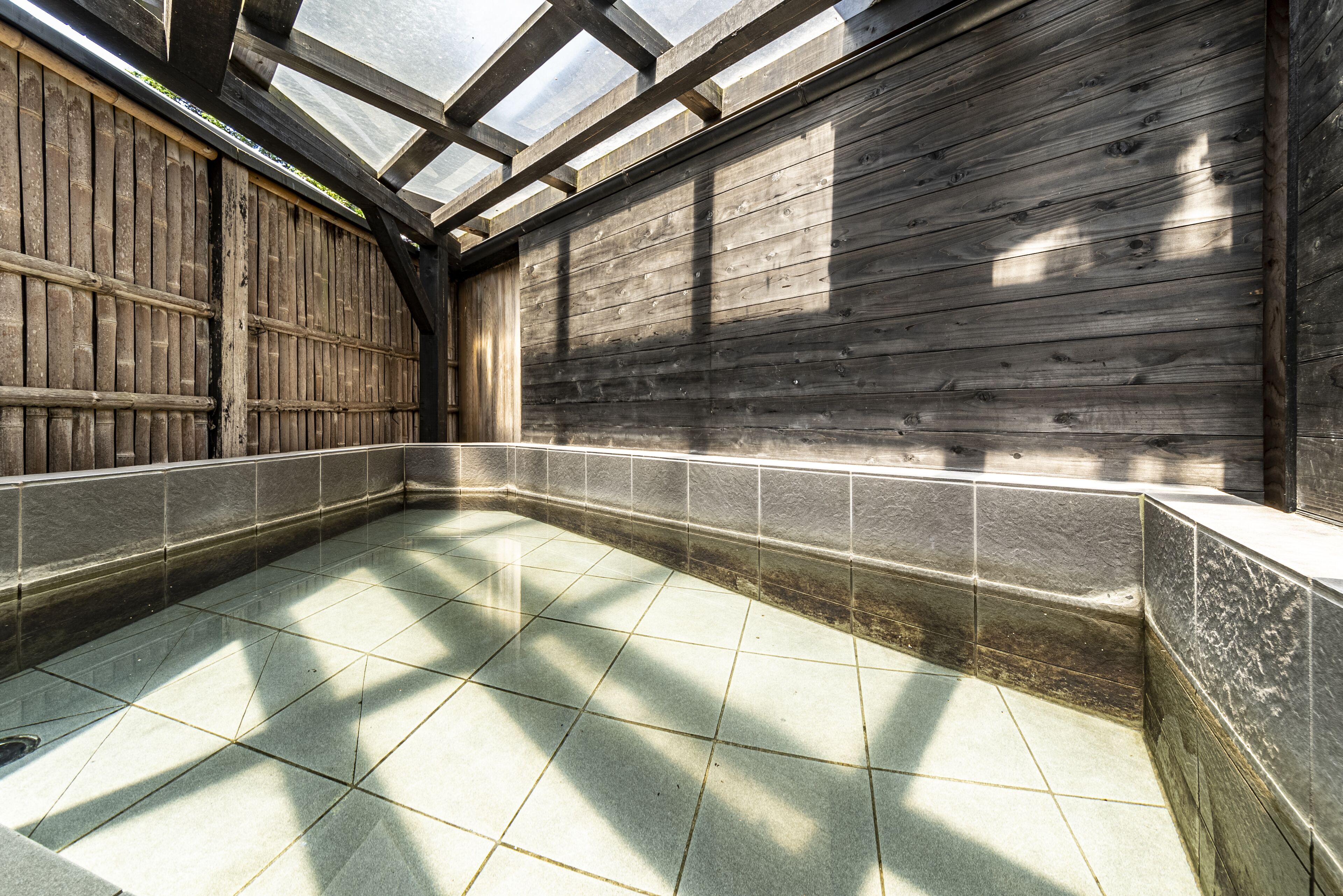 Un baño con paredes de madera y una claraboya.
