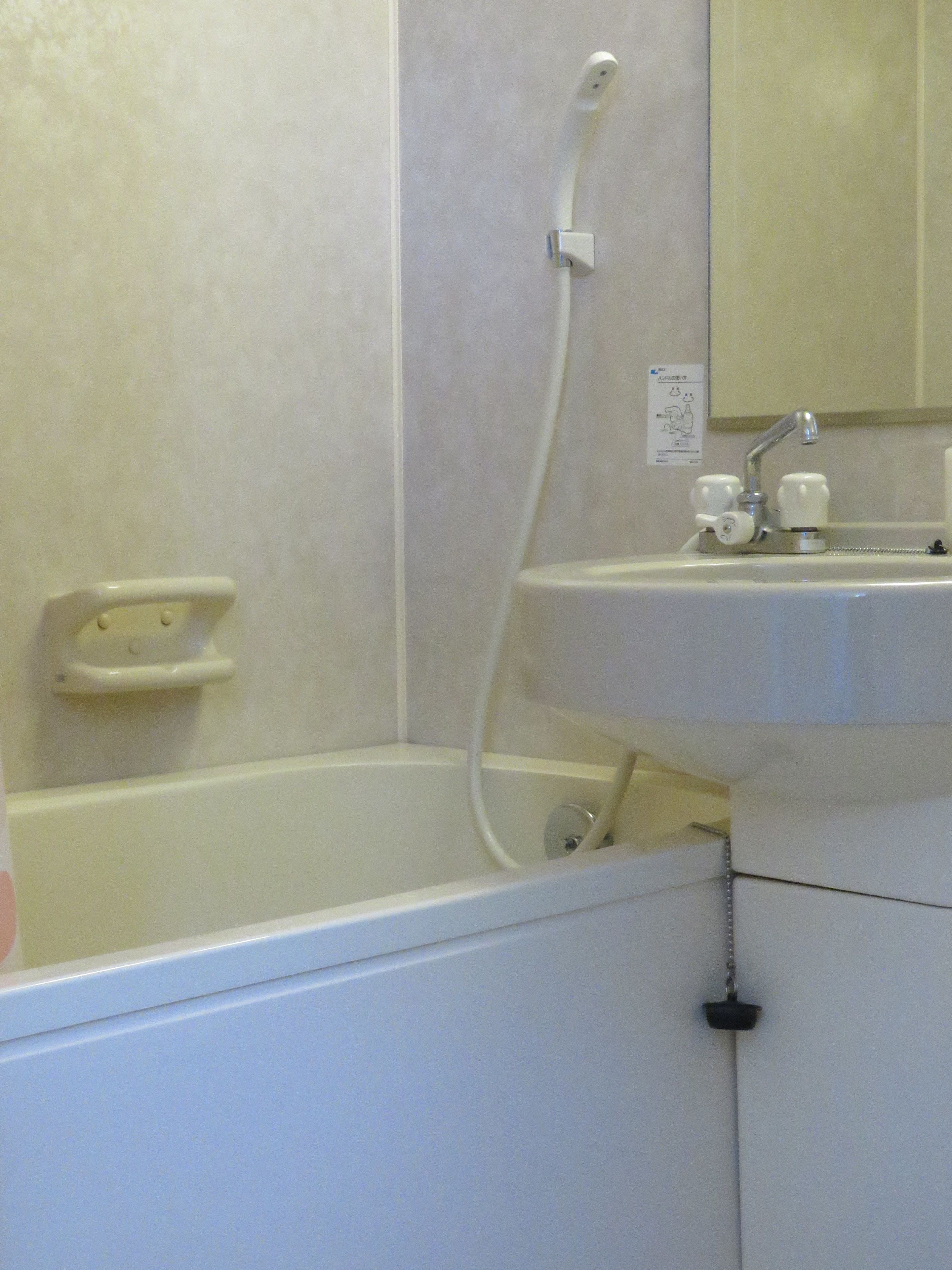 Un baño con bañera, lavamanos y espejo.