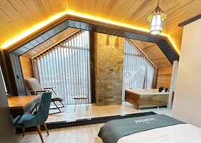 Villa Deluxe, 2 habitaciones | Escritorio y espacio para trabajar con un portátil