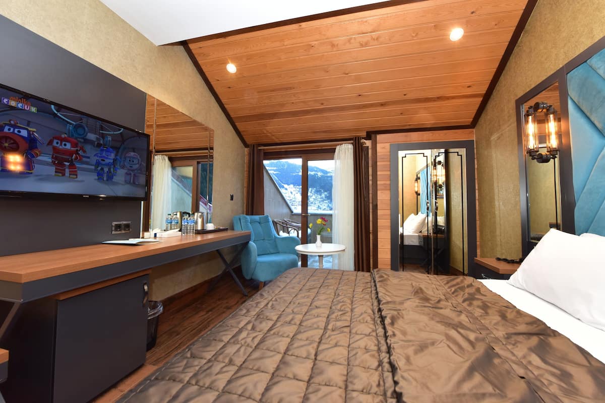 Superior Double Room, 1 Queen Bed | Desk, laptop workspace, soundproofing, iron/ironing board