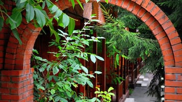 Schreibtisch, laptopgeeigneter Arbeitsplatz, schallisolierte Zimmer