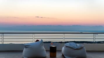 Phòng Suite tiện nghi đơn giản | Ban công