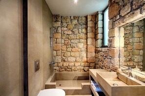 Shower, free toiletries, hair dryer, bathrobes - Euphoria Suites (West Mani)