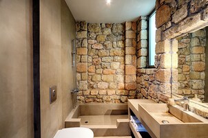 Ducha, artículos de tocador gratuitos, secador de pelo, batas