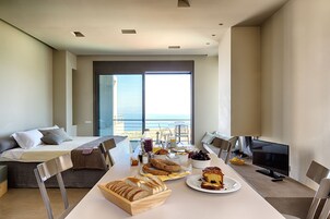 Comfort Suite | Premium bedding, desk, soundproofing, free WiFi