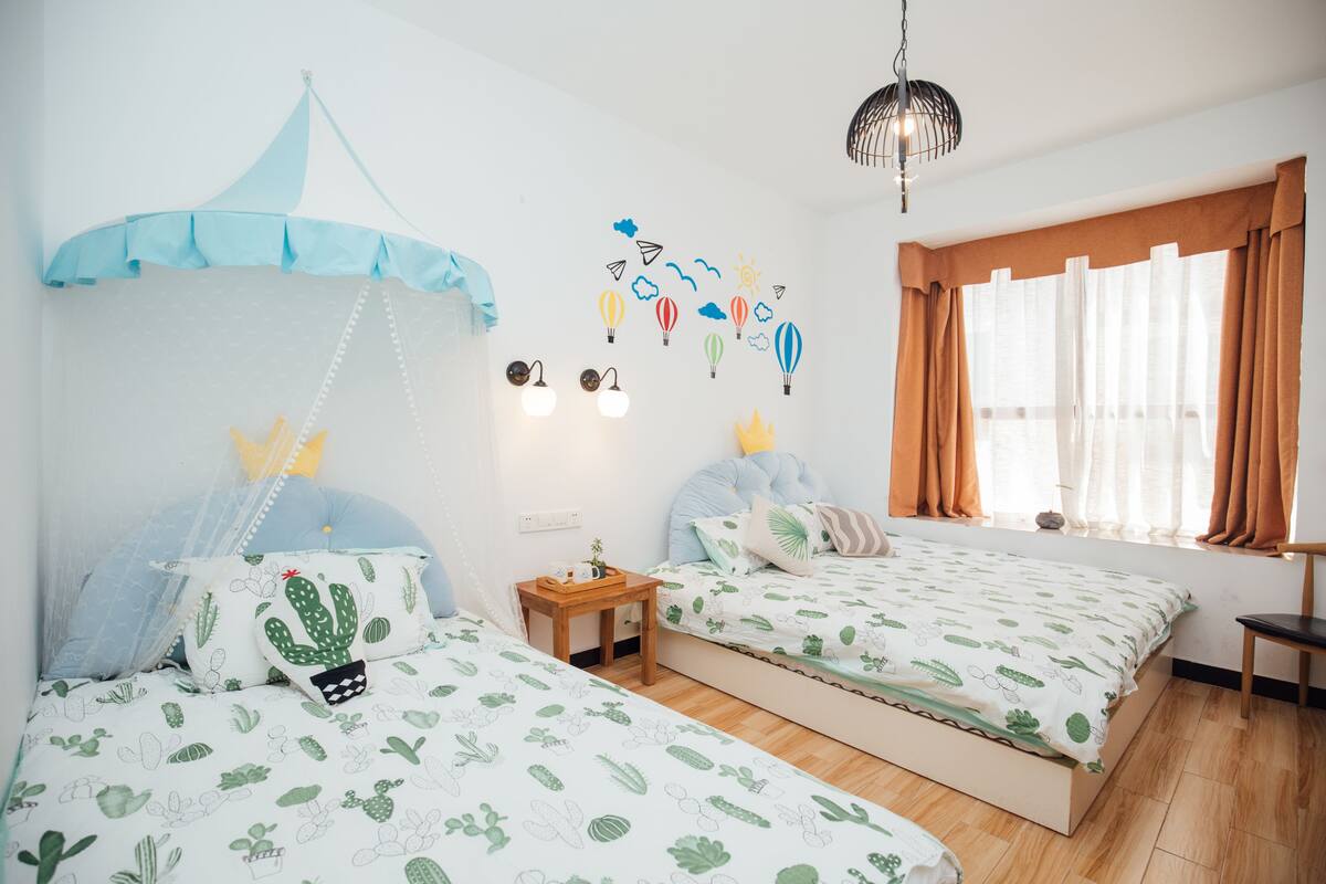 Family Room | Desk, blackout curtains, free WiFi