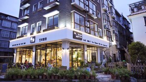 Front of property - Zhang Jiajie Zhijue Art Hotel (Zhangjiajie)