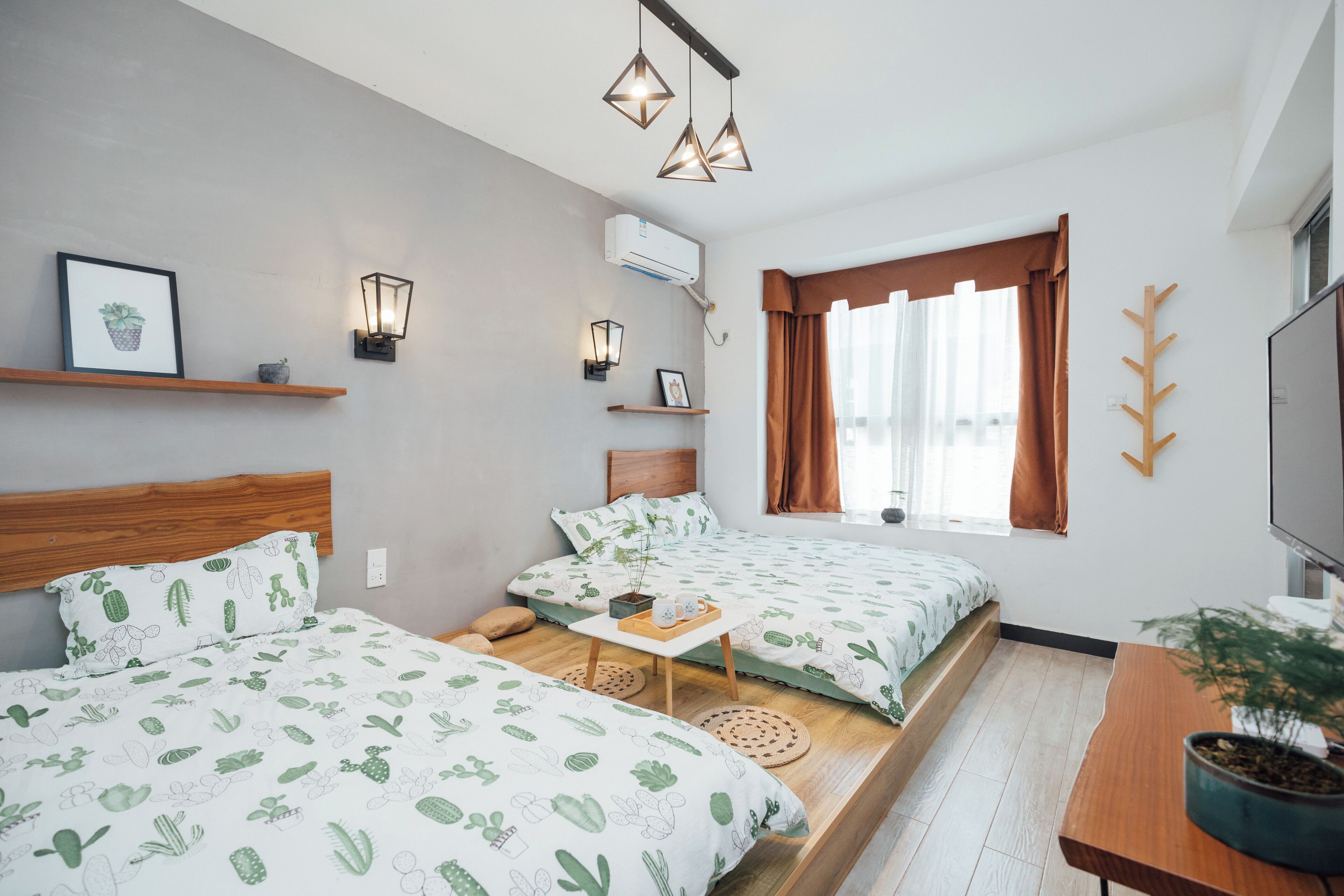 温暖亲子房 | 办公桌、遮光窗帘、免费 WiFi