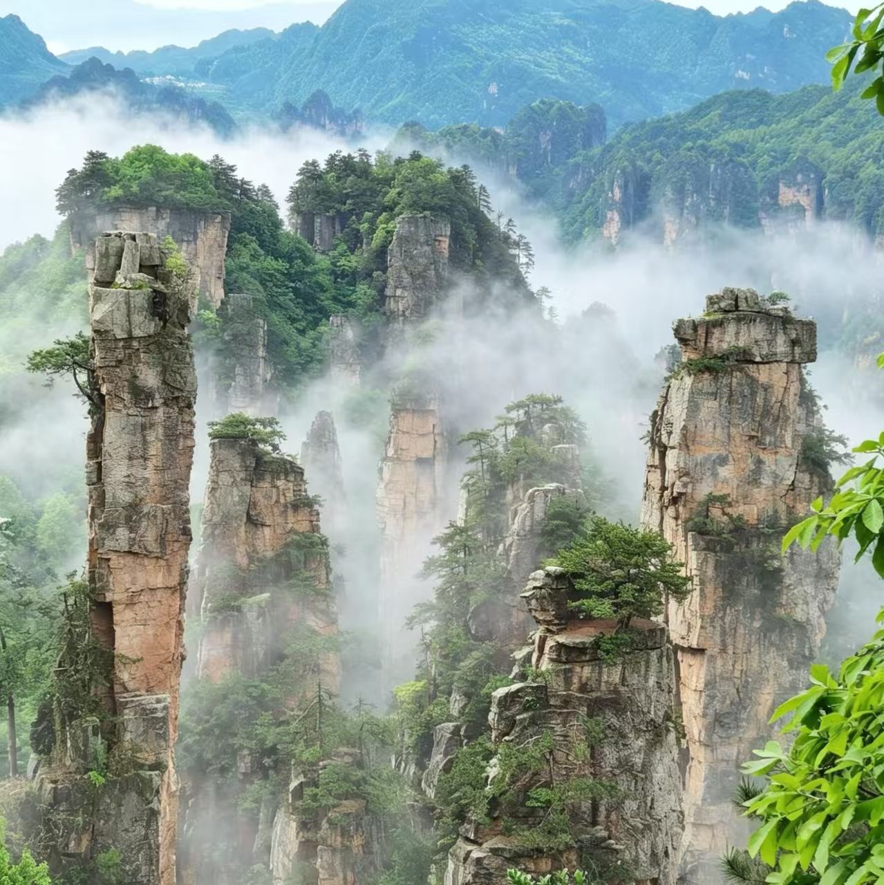 Un paisaje montañoso con imponentes formaciones rocosas y exuberante vegetación.