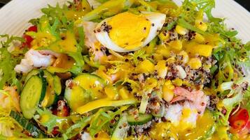 Salada com camarão, ovos e diversos vegetais.